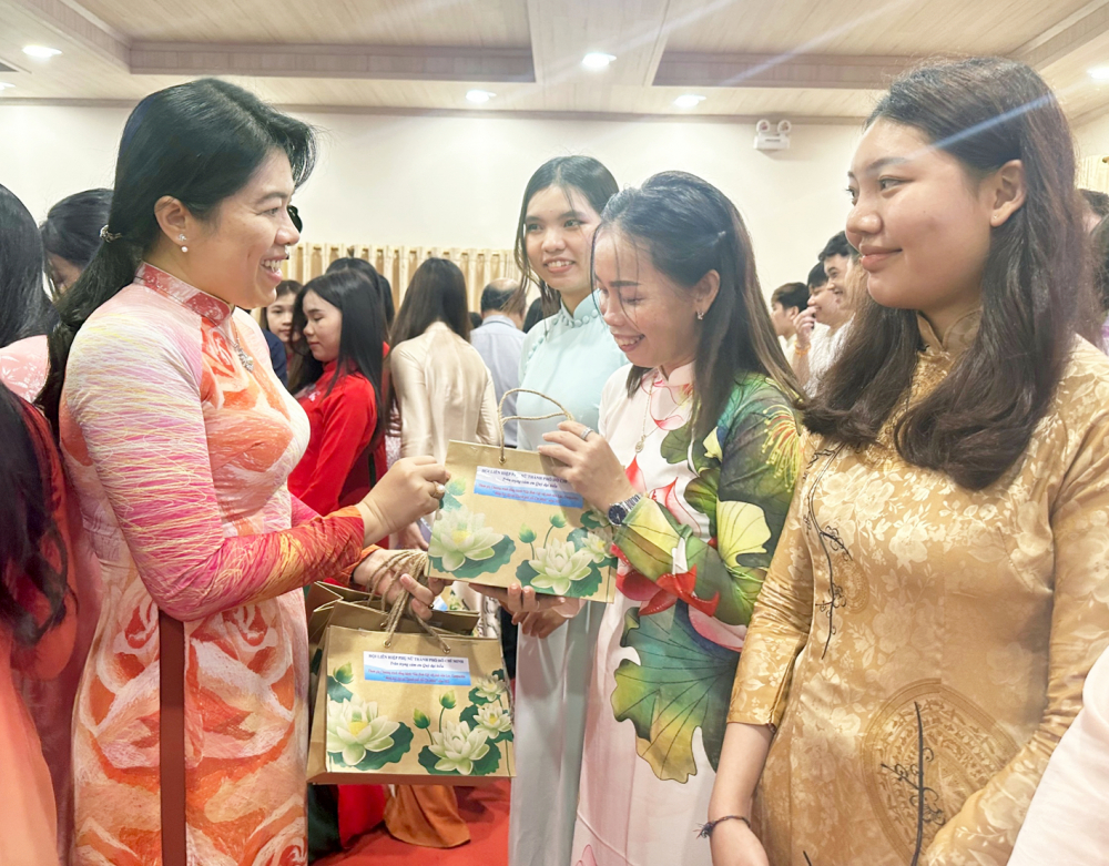 Bà Nguyễn Trần Phượng Trân (bìa trái) - Chủ tịch Hội LHPN TPHCM - tặng quà cho các sinh viên Lào, Campuchia