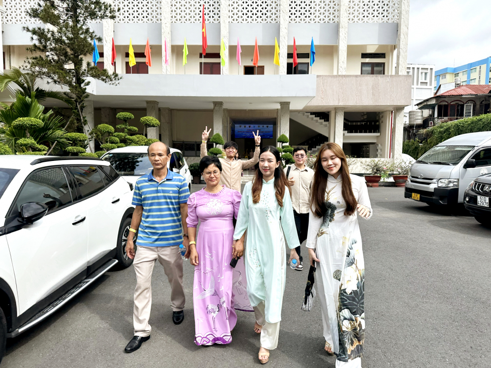 Gia đình chị Trần Thị Hồng Vân (ngụ TP  Thủ Đức) cùng các con nuôi là sinh viên Lào tham quan TPHCM vào ngày Quốc khánh 2/9