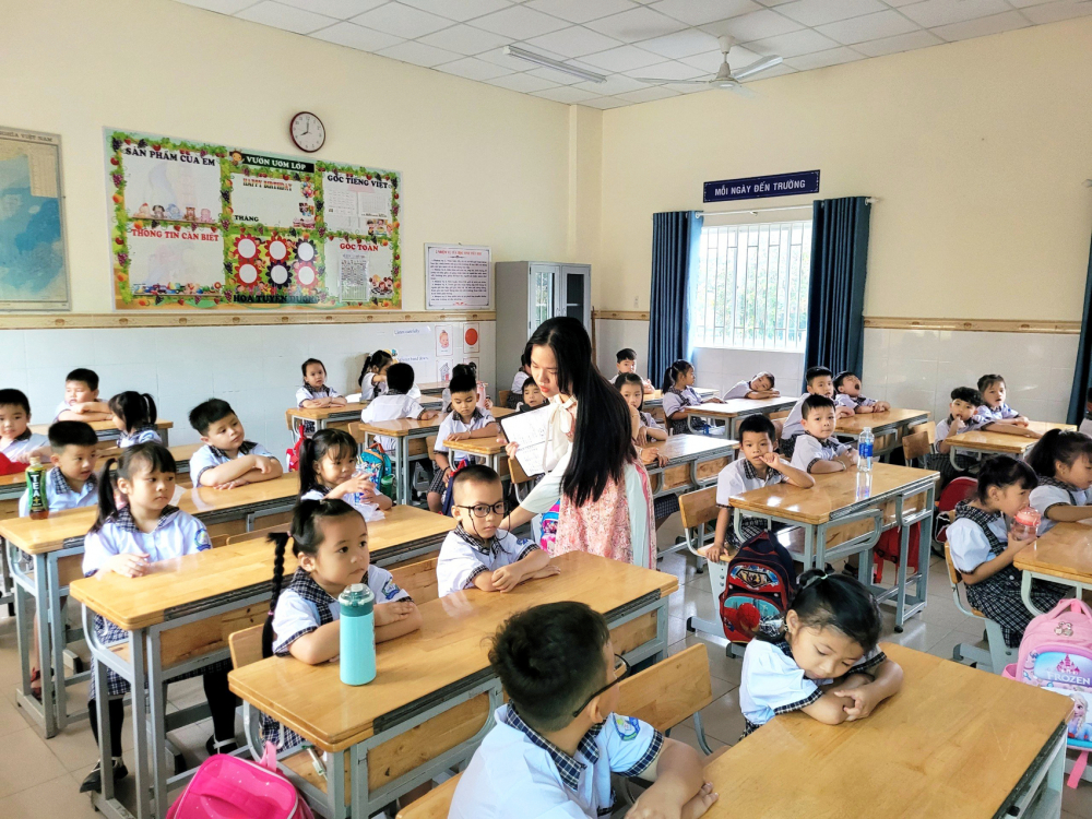 Cô trò lớp Một, Trường tiểu học Nguyễn Hồng Thế (xã Phước Lộc, huyện Nhà Bè, TPHCM) trong buổi tựu trường - ẢNH: THU LÊ