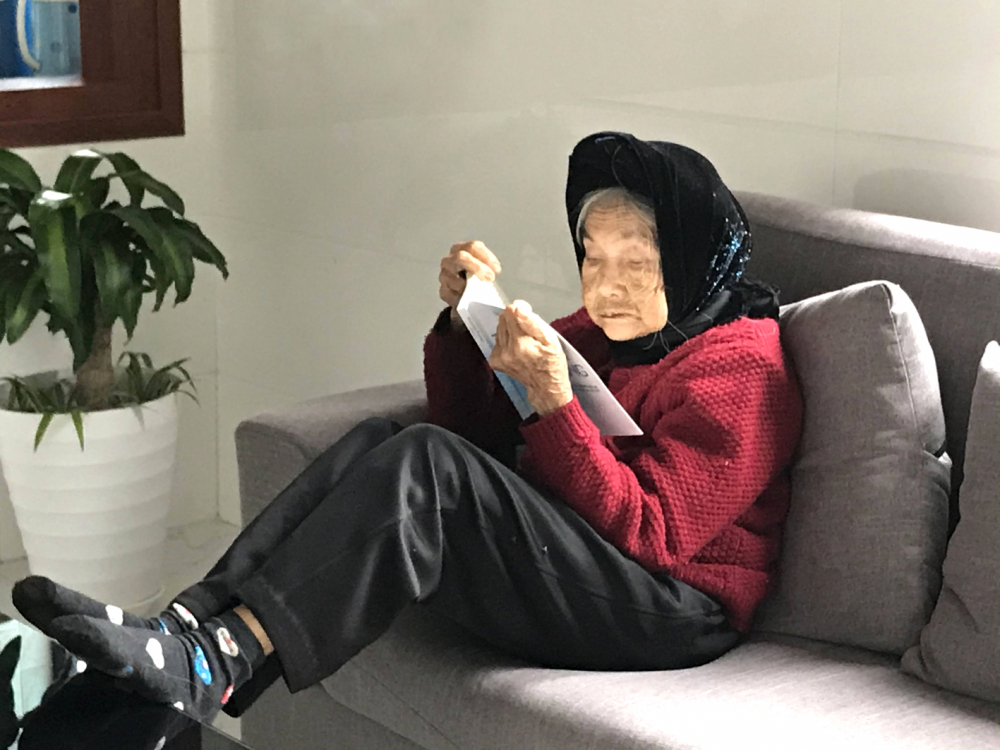 Đã ngoài 90 tuổi,  bà nội của tác giả say mê đọc sách. Cuốn sách đầu tiên được tác giả mua tặng như mở ra cho bà một thế giới mới