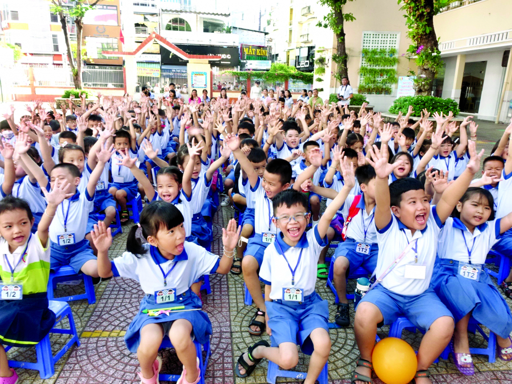 Niềm vui của học sinh lớp Một, Trường tiểu học Trần Hưng Đạo (quận 1, TPHCM) trong ngày tựu trường - ẢNH: TRẦN HUY