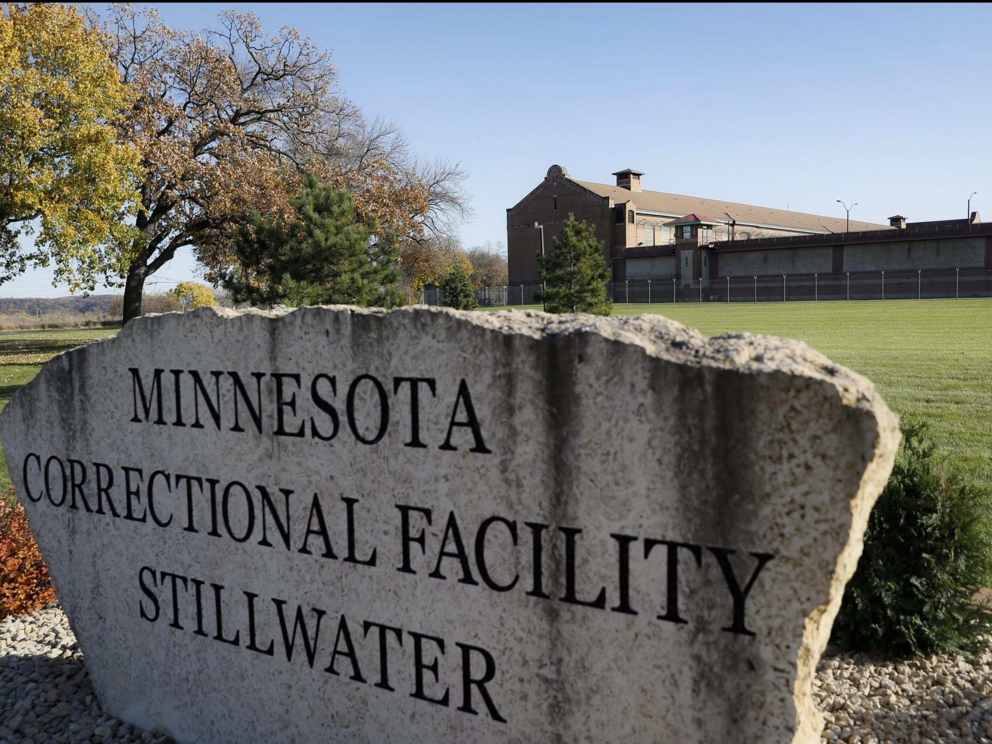 Hàng trăm tù nhân nhà tù Stillwater không thể chịu đựng nổi cái nóng khắc nghiệt.