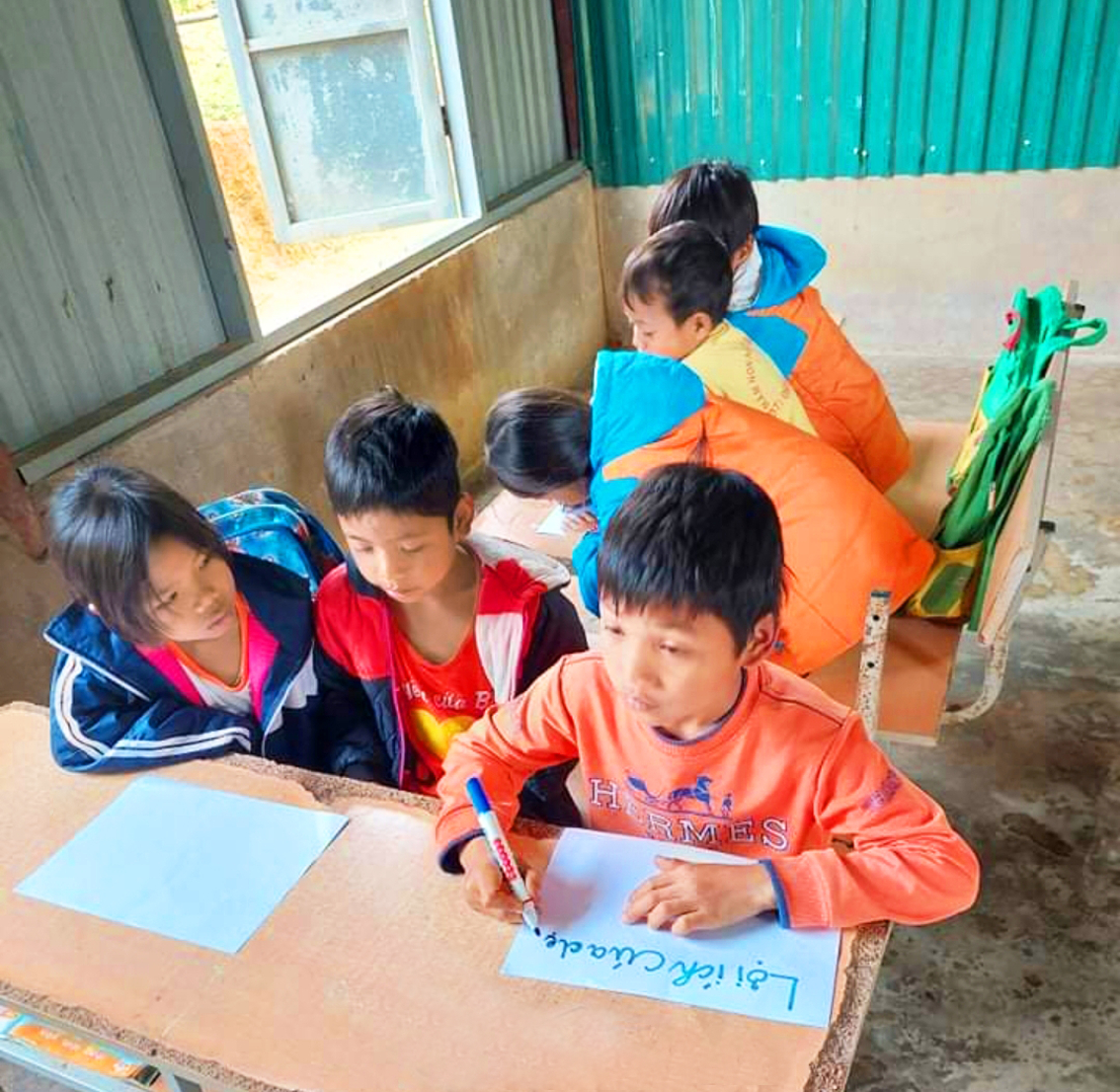 Các em học sinh ở điểm trường thôn Cuôi đang học tập - ẢNH: T.H.