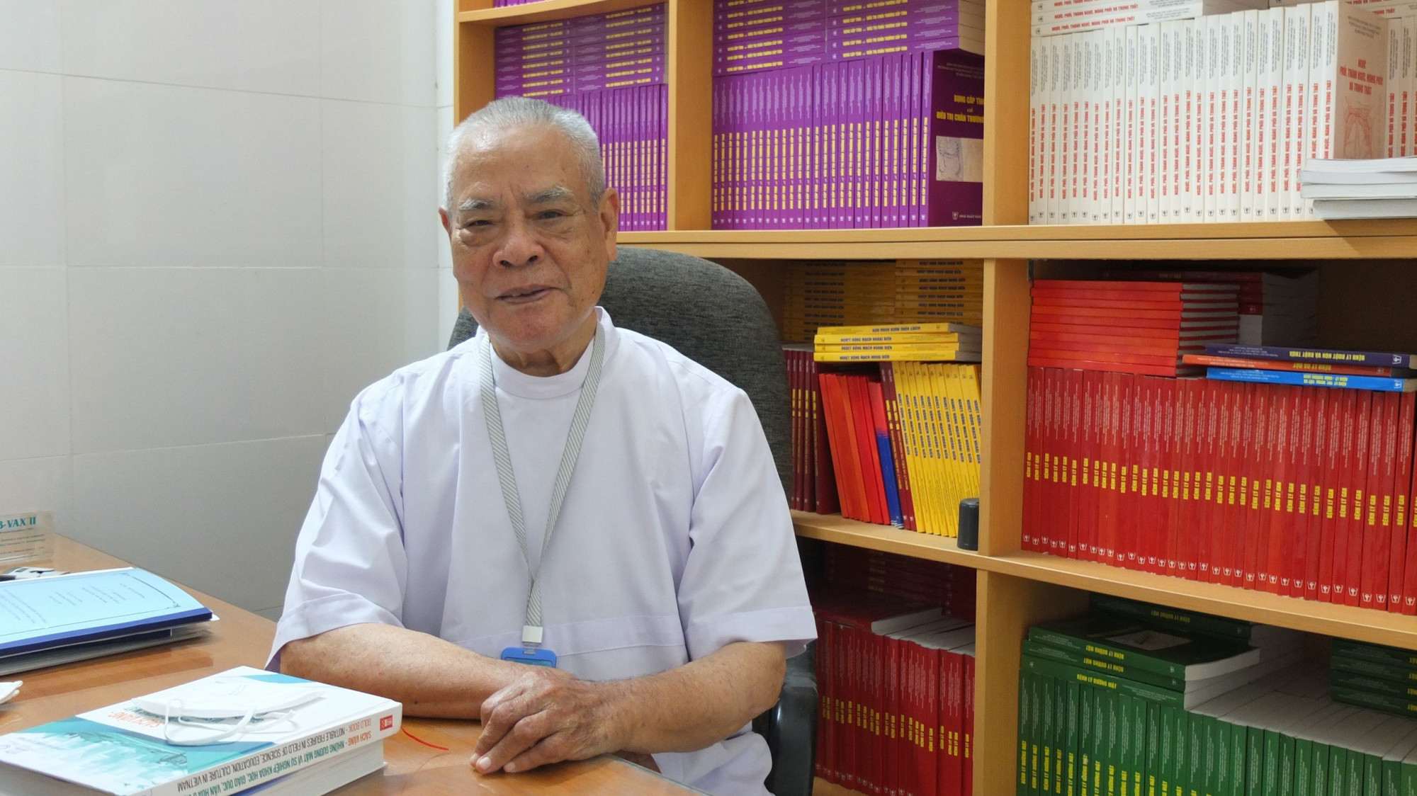 Giáo sư Văn Tần tại phòng làm việc ở Bệnh viện Bình Dân TPHCM, ảnh BVCC