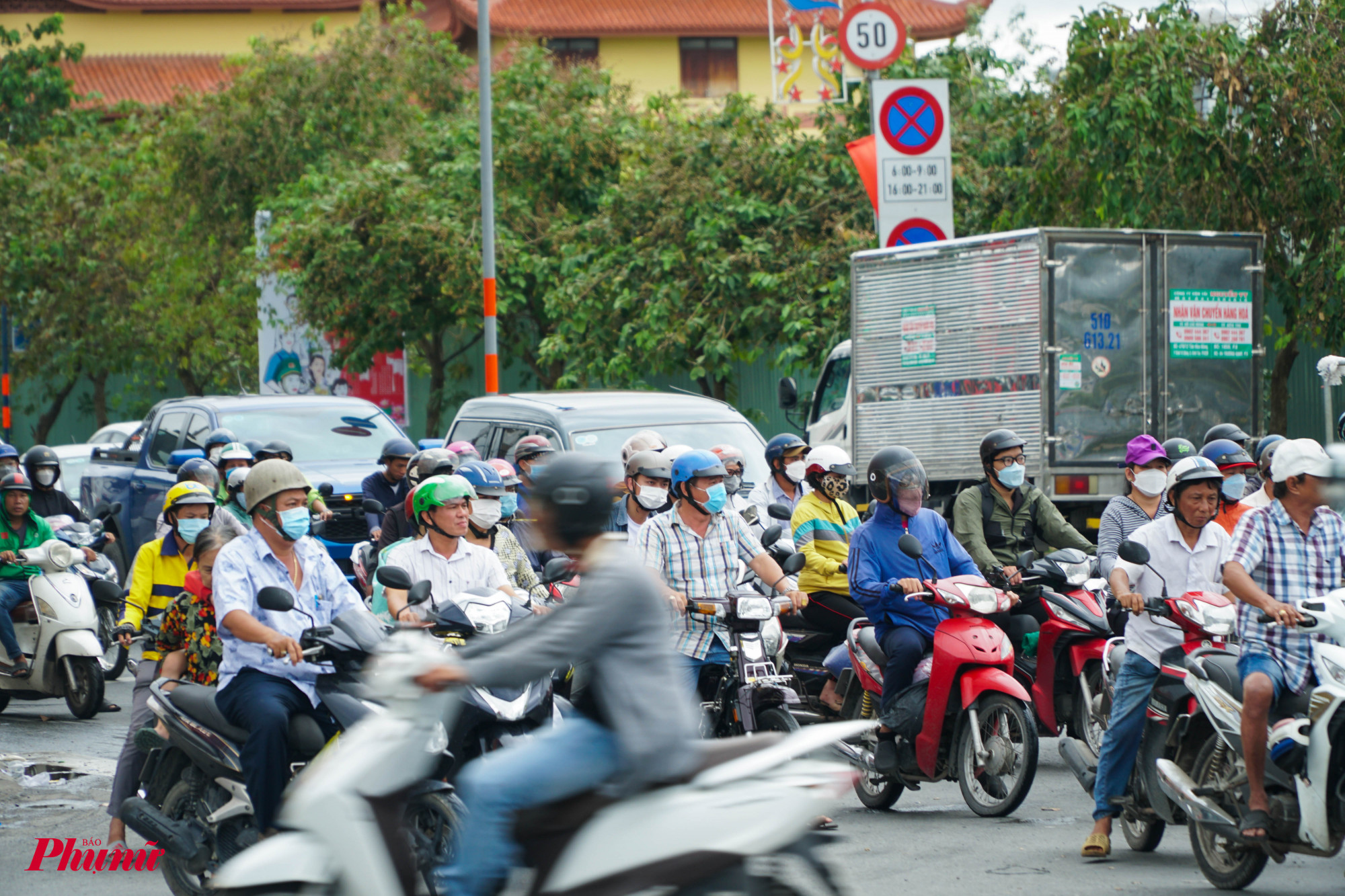 Tại nút giao đường Nguyễn Hữu Trí và QL1A, phương tiện tập trung về đây tương đối đông