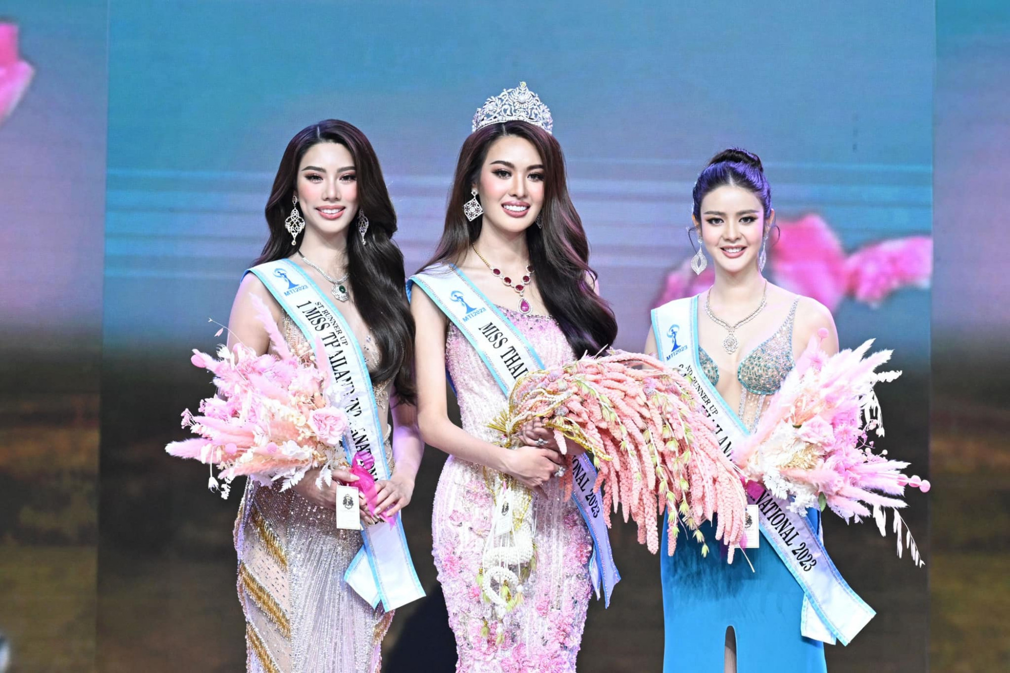 Người đẹp Supaporn Ritthipruek (giữa) đạt ngôi hoa hậu. Danh hiệu hậu 1 và á hậu 2 lần lượt 