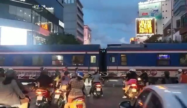 Tàu hỏa dừng tại đường Nguyễn Văn Trỗi khiến giao thông ùn tắc.