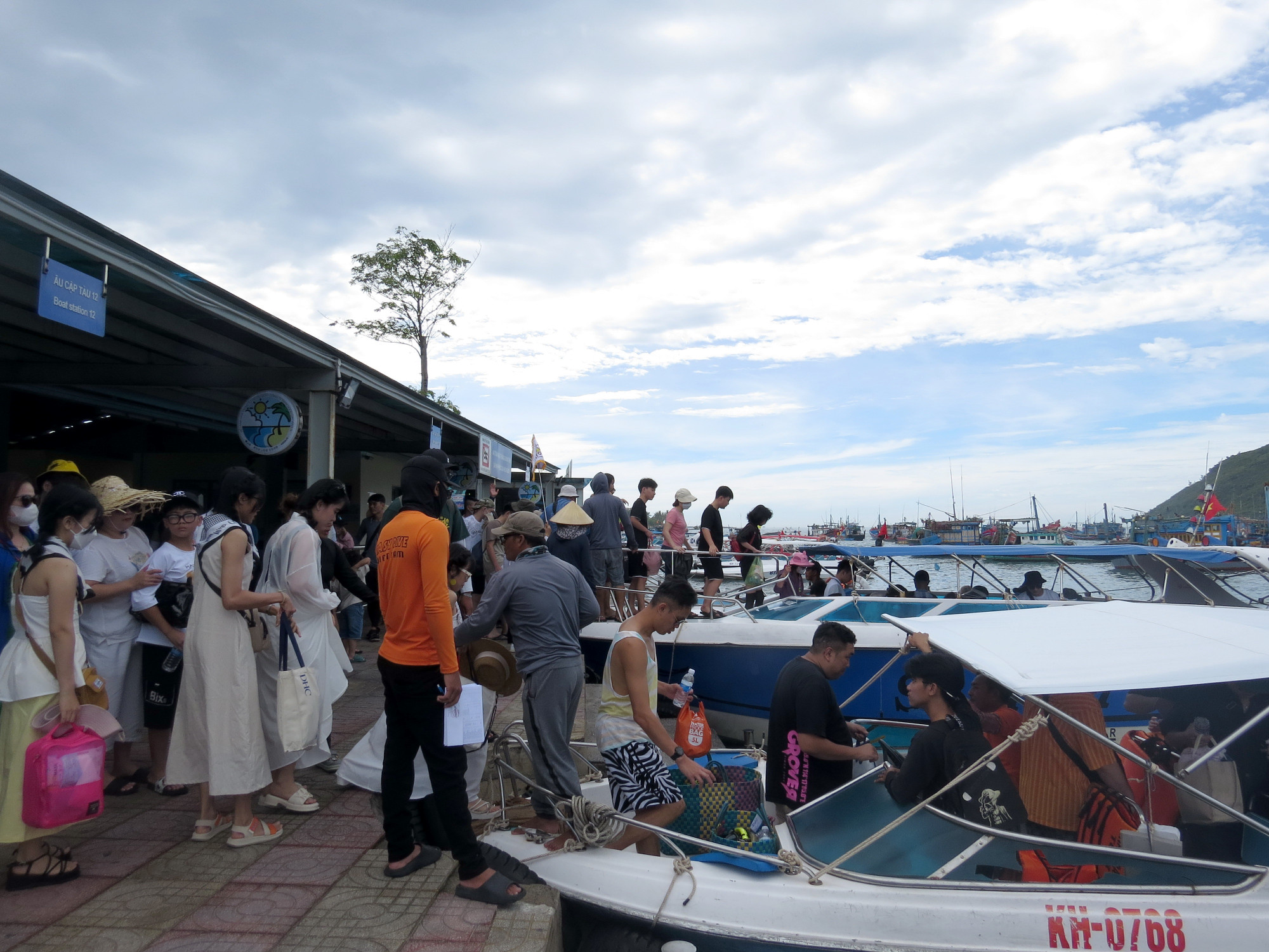 Du khách đi tham quan các tour biển đảo ở Nha Trang.