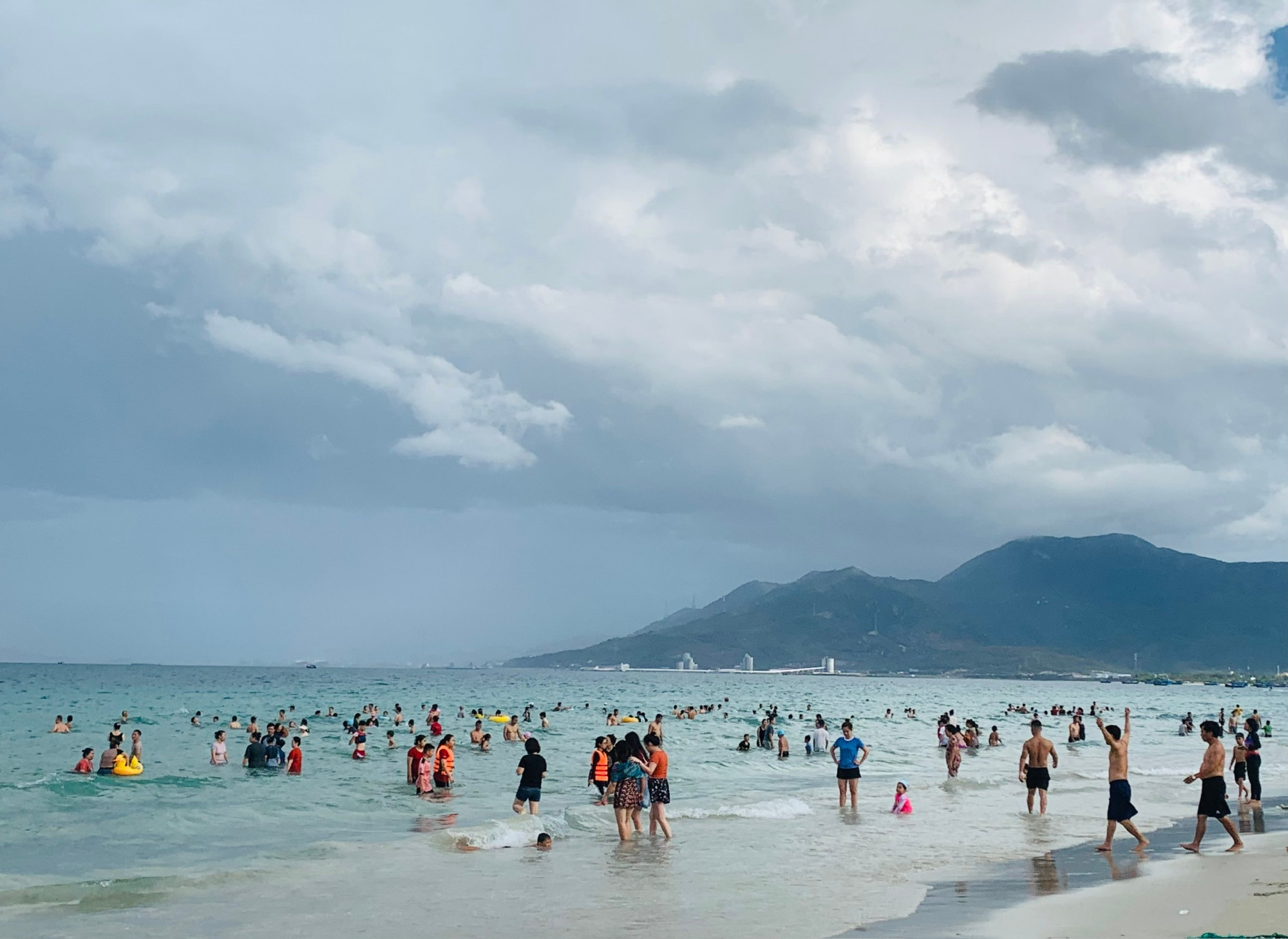 Du khách vui chơi, tắm biển tại biển Dốc Lết (thị xã Ninh Hòa, tỉnh Khánh Hòa).