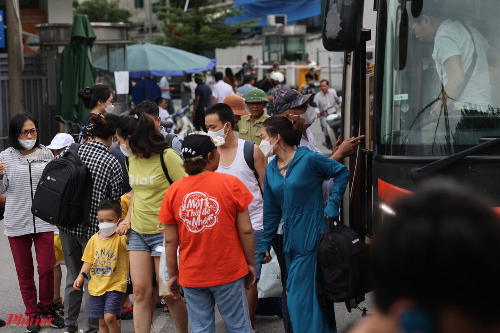 Chị Lan (bán trà đá tại bến xe Giáp Bát) cho biết: 'Chưa năm nào mà thấy lượng khách trở về ít như năm nay. Tuy rằng lượng lớn người đã lên Hà Nội vào ngày 3/9 nhưng lượng người như thế này là quá ít'.