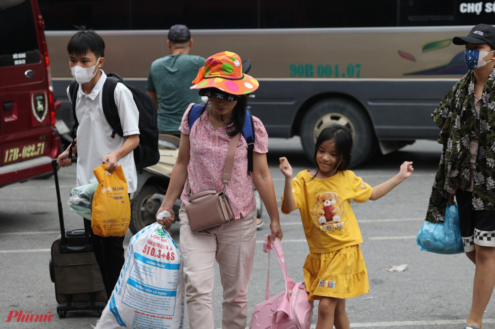 Người dân lỉnh kỉnh với đủ thứ đồ đạc quay trở lại Hà Nội sau kỳ nghỉ lễ Quốc khánh 2/9 kéo dài 4 ngày.
