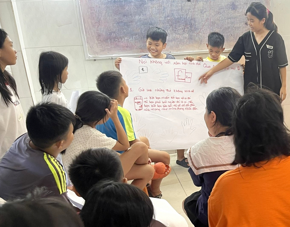 Các bé tại mái ấm chùa Diệu Giác khoanh bộ phận riêng tư trên giấy, làm bài thu hoạch và thuyết trình nhóm về an toàn trên mạng