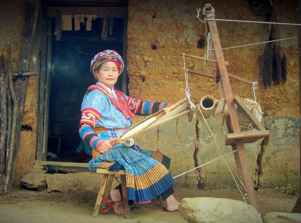 Bà Vàng Thị Mai bên khung dệt truyền thống của người Mông - ẢNH: U.N.