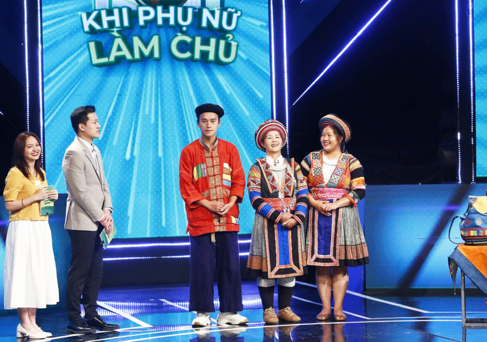 Bà Vàng Thị Mai (thứ hai từ phải qua) tham dự cuộc thi “Khi phụ nữ làm chủ” do Đài Truyền hình Việt Nam tổ chức - Nguồn ảnh: VTV