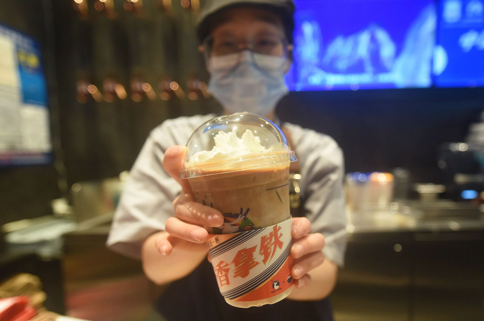 Các công ty cho biết nồng độ cồn của latte thấp hơn 0,5% thể tích. Luckin của Trung Quốc bán 5,4 triệu cốc latte pha cồn Moutai mỗi ngày Baijiu của Moutai là một loại rượu gây ngứa cổ họng thường chứa 53% cồn.Loại đồ uống mới nhanh chóng trở thành chủ đề nóng trên mạng xã hội Trung Quốc, khiến nhiều người dùng thắc mắc liệu nó có an toàn khi sử dụng khi đang di chuyển hay không. Câu hỏi “Uống cà phê Moutai đó chúng ta có thể lái ô tô được không?” là chủ đề số một trên mạng xã hội Weibo hôm thứ Hai, với 430 triệu lượt xem.