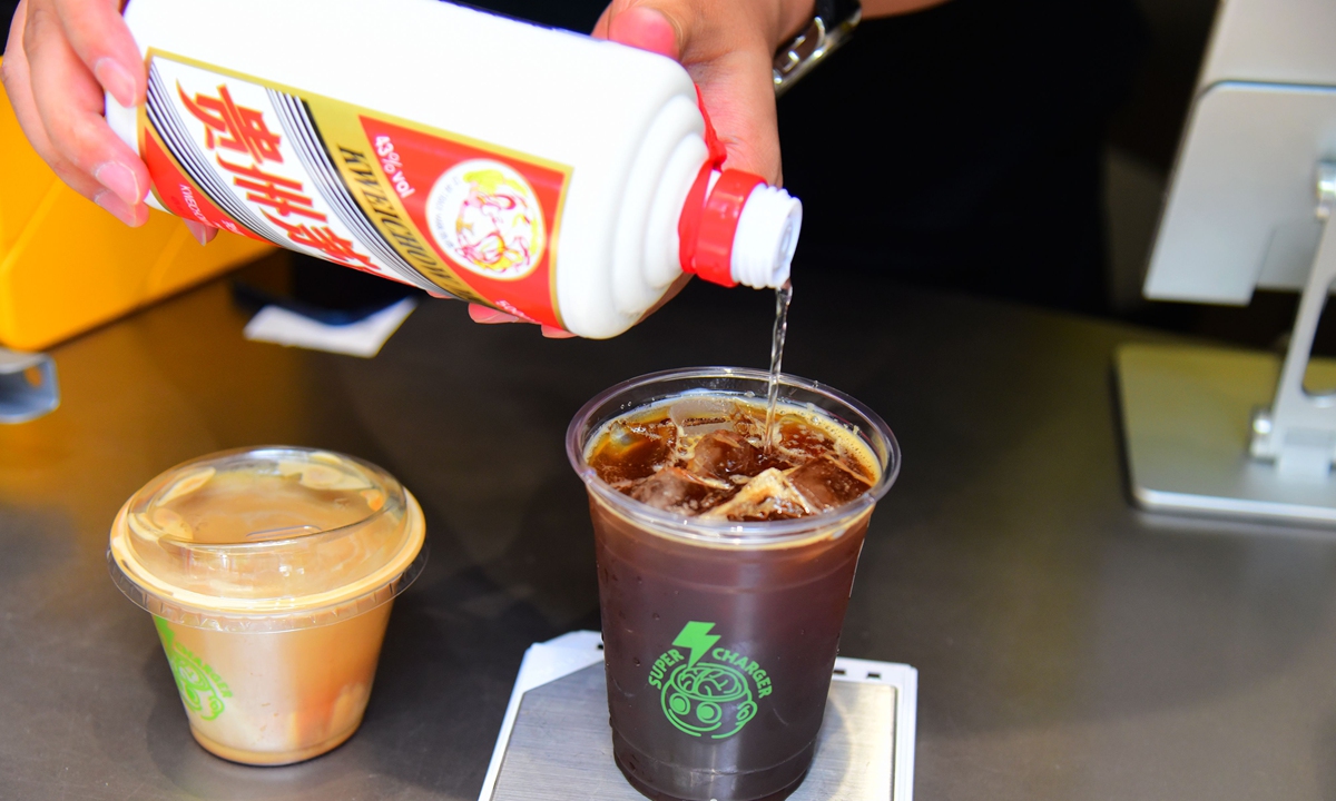  Luckin Coffee (LC0Ay.MU) cho biết hôm thứ Ba rằng họ đã bán được hơn 5,42 triệu cốc latte pha cồn mà họ tung ra cùng với Kweichow Moutai (600519.SS) vào ngày đầu tiên ra mắt , lập kỷ lục bán hàng mới cho chuỗi cà phê Trung Quốc.