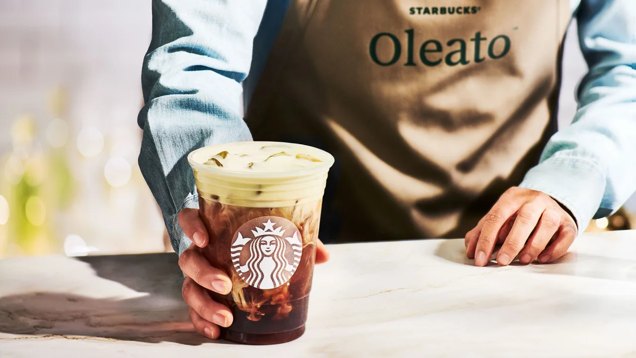 Giống như các chuỗi lớn khác, Starbucks thường điều chỉnh thực đơn của mình, tung ra các mặt hàng phiên bản giới hạn theo mùa hoặc giới thiệu các nguyên liệu, vừa rồi, thương hiệu này đã giới thiệu các dòng nước mới có tên Oleato cũng có 2 món latte sữa yến mạch và cà phê espresso lắc đá bơ cứng.