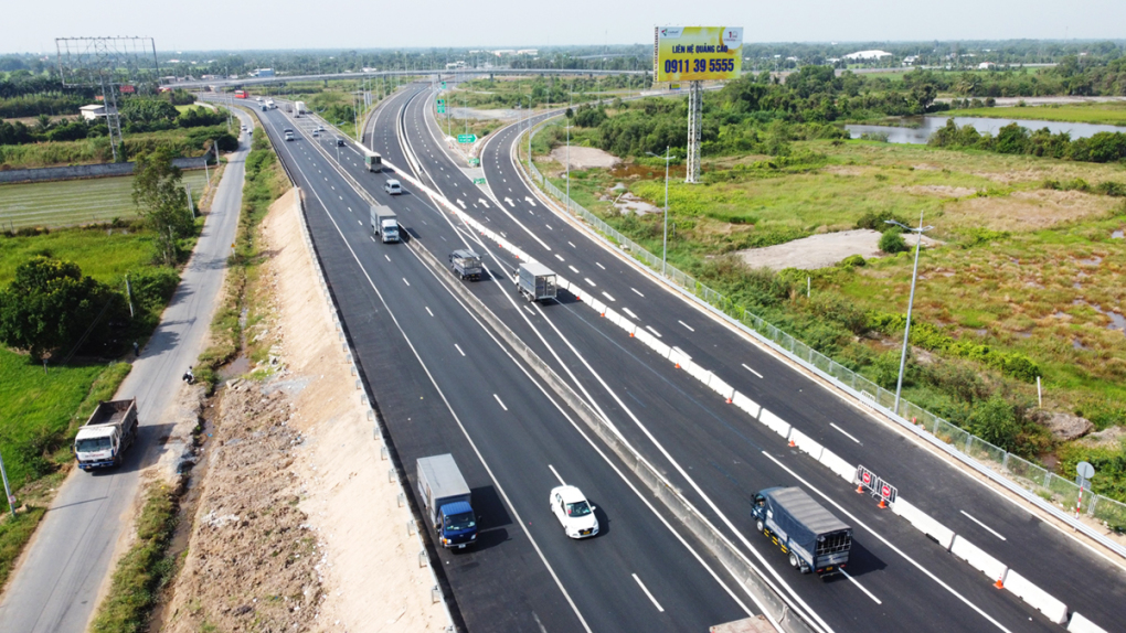 Cao tốc Trung Lương - Mỹ Thuận (phải) giao với cao tốc TP HCM - Trung Lương tại Thân Cửu Nghĩa, huyện Châu Thành. Ảnh: Hoàng Nam