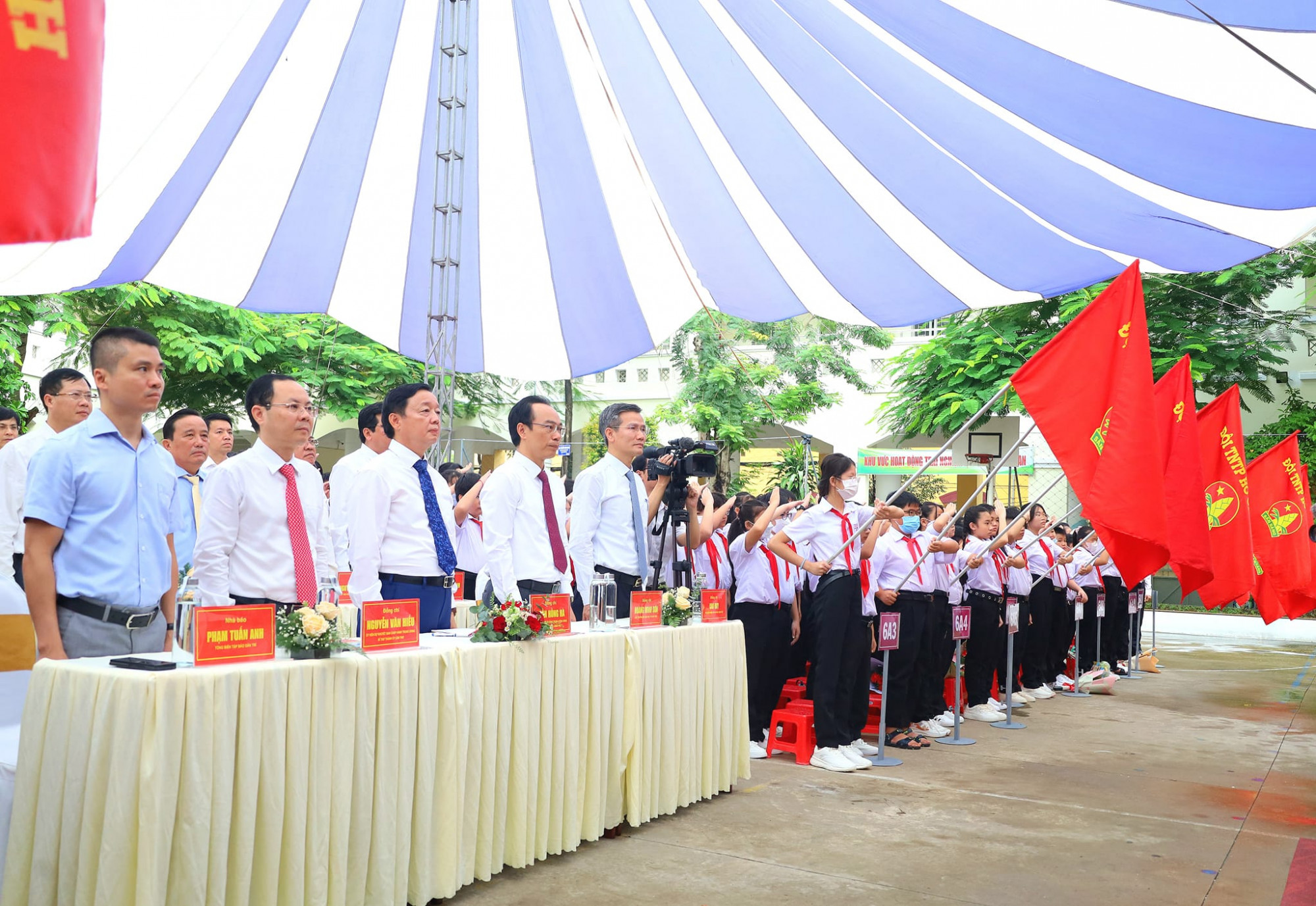 Phó Thủ tướng Trần Hồng Hà - cùng các đại biểu dự lễ khai giảng ở Trường THCS Đoàn Thị Điểm. Ảnh: Trung Phạm