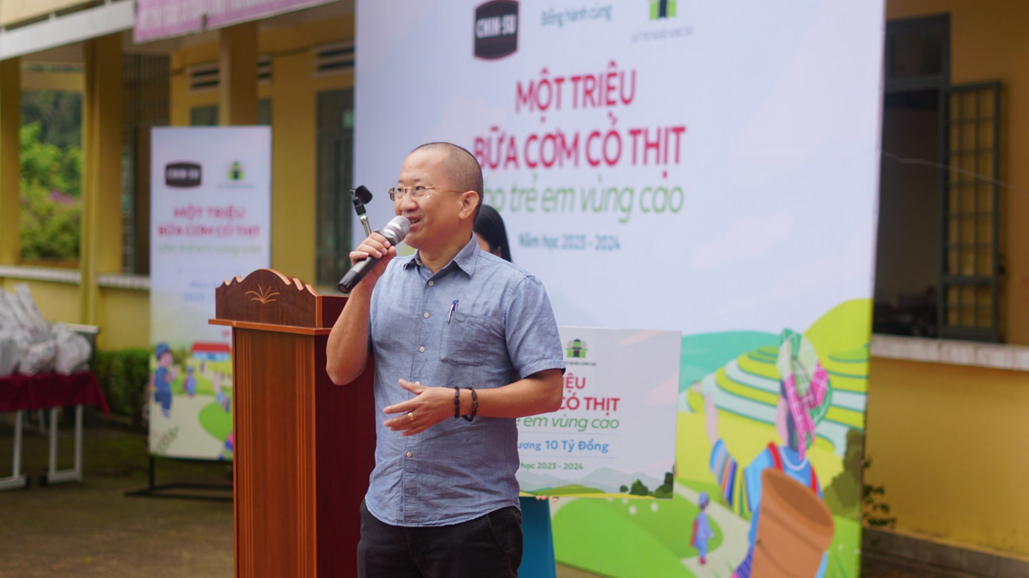 Ông Nguyễn Anh Tú - Phó chủ tịch Hội đồng quản lý quỹ kiêm Giám đốc Quỹ Trò nghèo vùng cao chia sẻ tại lễ khai giảng - Ảnh: CHIN-SU