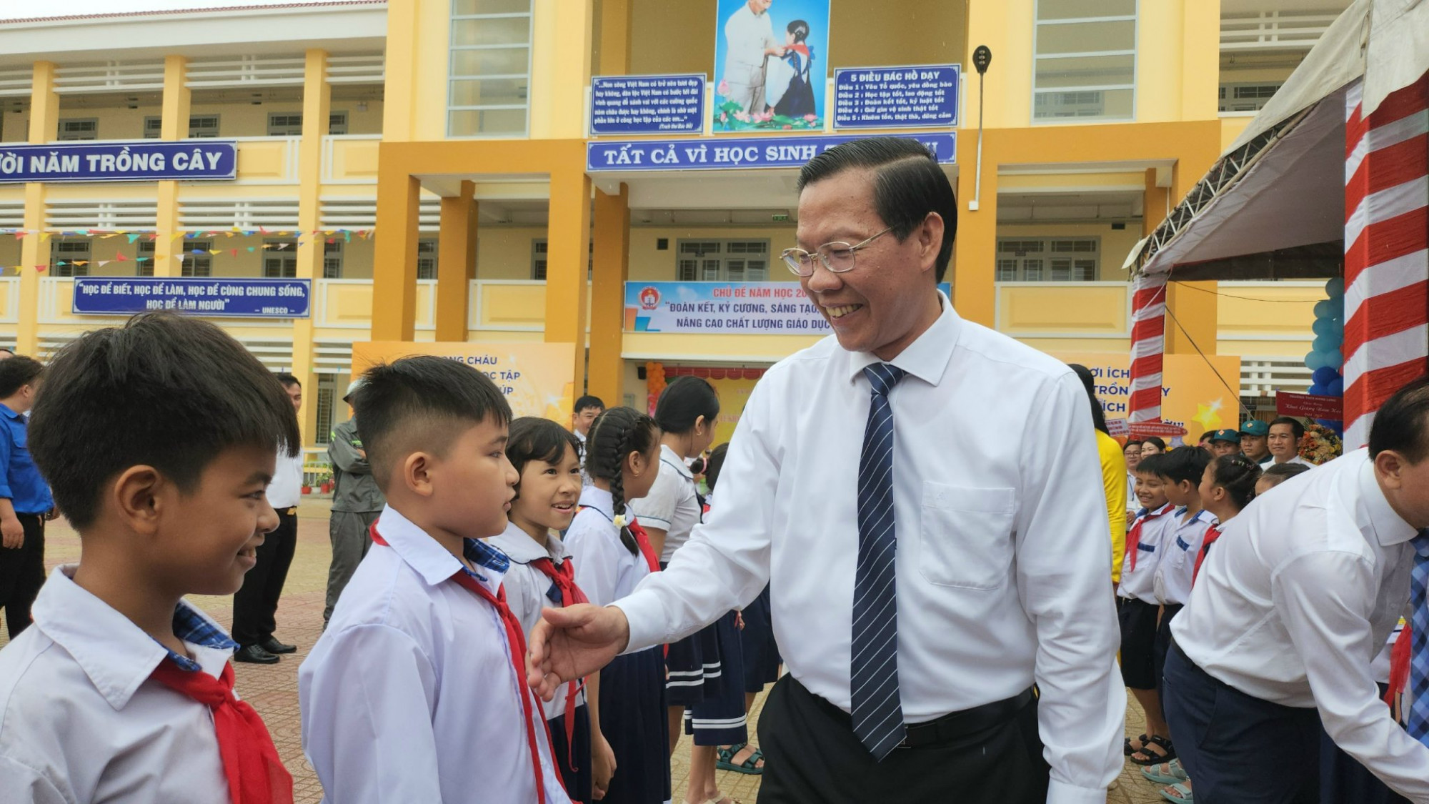 Chủ tịch UBND TPHCM Phan Văn Mãi dự lễ khai giảng  