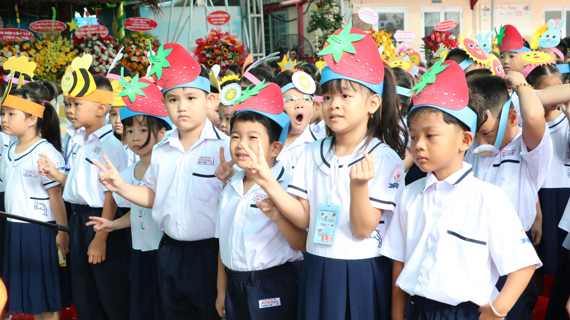 Học sinh chụp hình lưu niệm với những chiếc nón độc đáo được thầy cô trang bị cho
