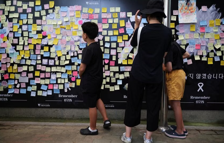 Tin nhắn chia buồn được để trước lớp học tại một trường tiểu học ở Seoul, nơi một giáo viên trẻ được phát hiện đã chết vào tháng 7 trong một vụ tự tử rõ ràng, vào ngày 4 tháng 9. ẢNH : REUTERS