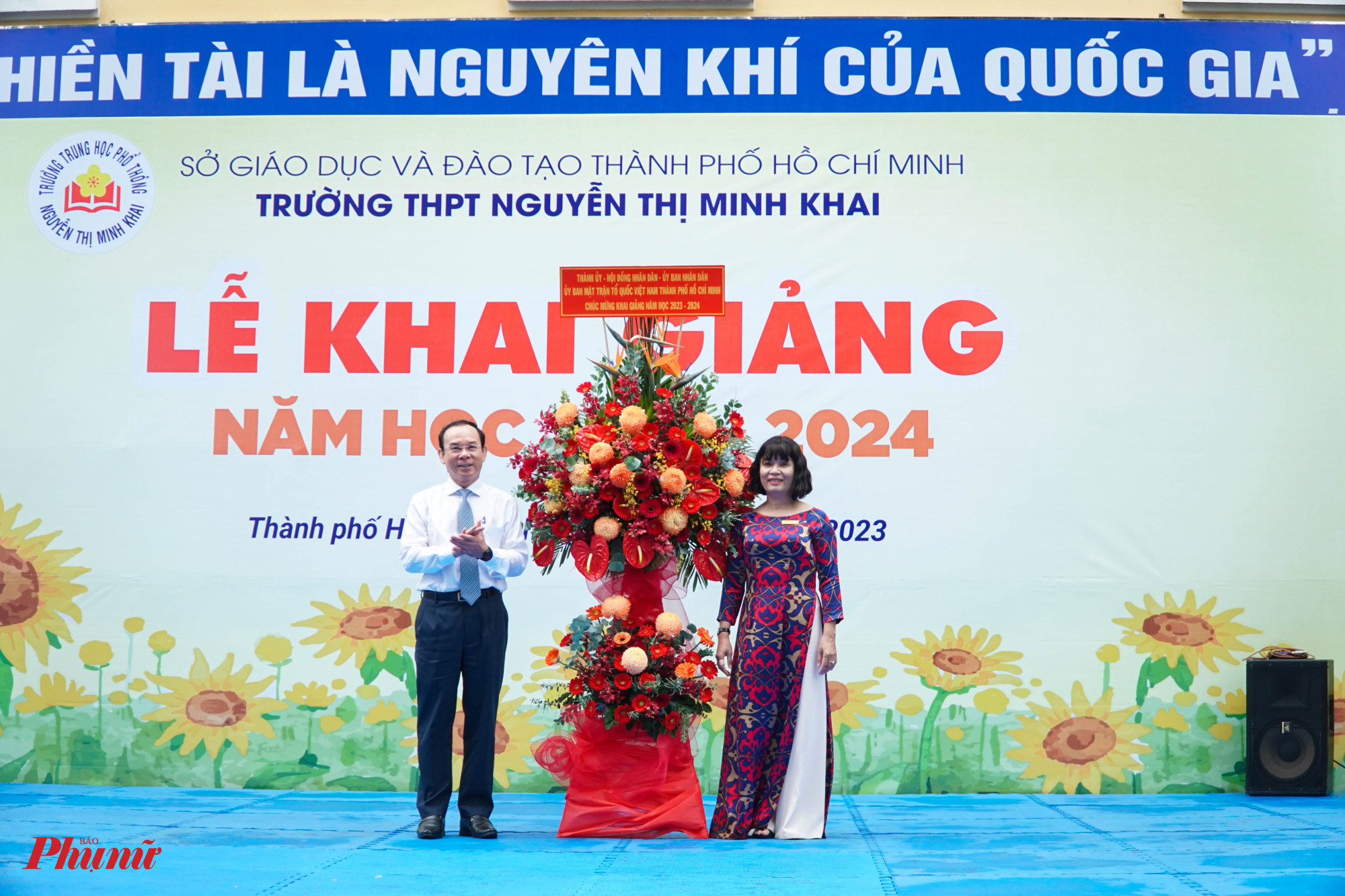 Bí thư Thành ủy Nguyễn Văn Nên tặng hoa chúc mùng ngày khai giảng đến trường THPT Nguyễn Thị Minh Khai