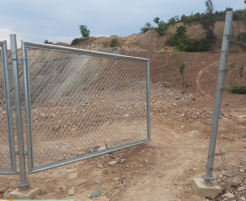 Tường rào xuống cao tốc Cam Lô- La Sơn  bị phá 