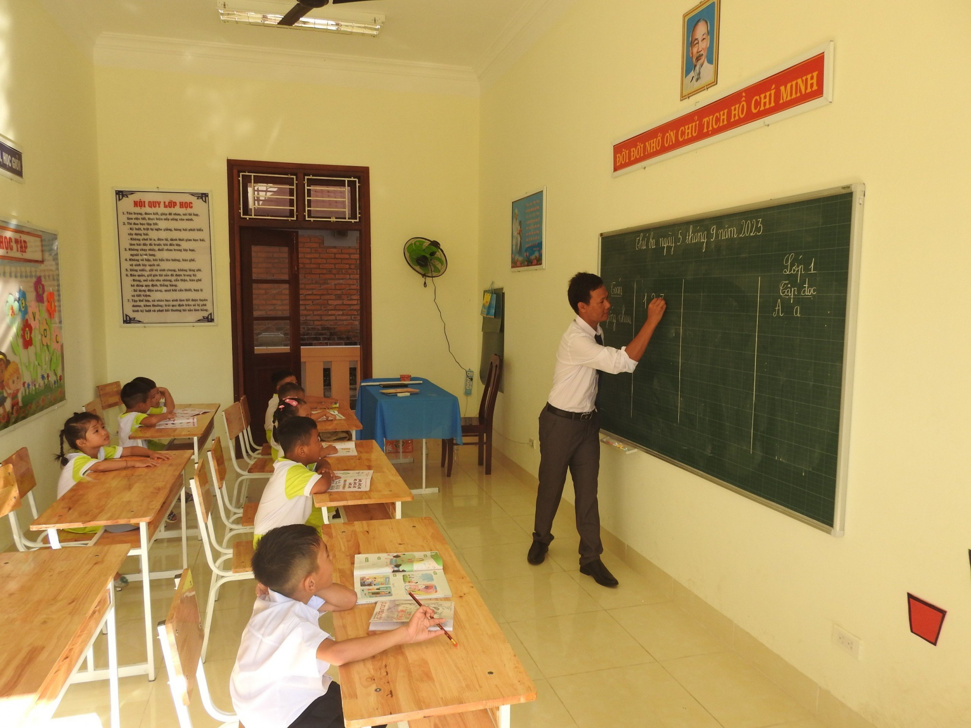Buổi học đầu tiên trong năm học mới của thầy và trò Trường tiểu học Đá Tây - Ảnh: Điệp Ninh
