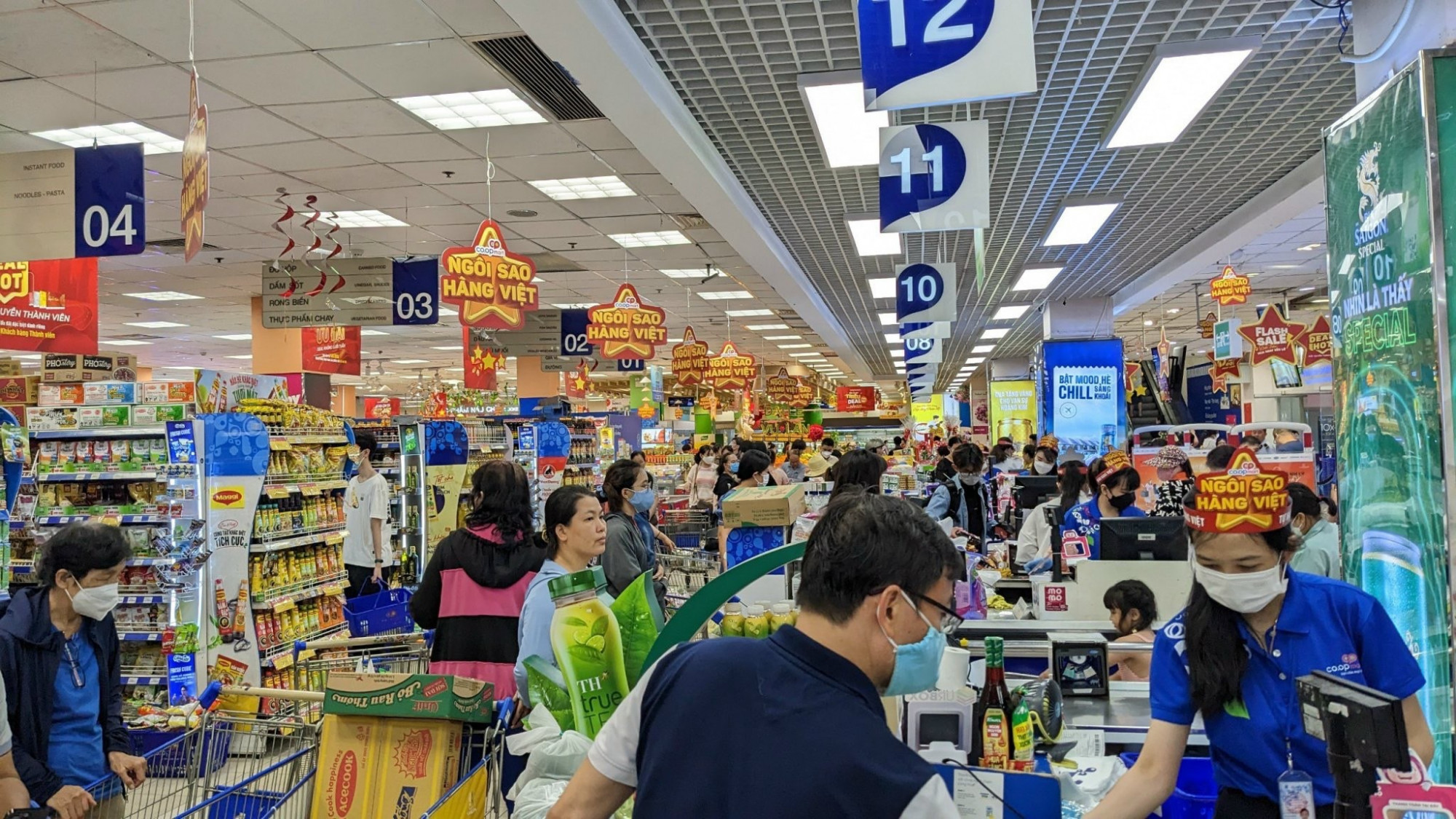 Khách hàng mua sắm tấp nập tại hệ thống siêu thị Co.opmart - Ảnh: Saigon Co.op