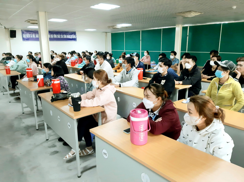 Các nữ công nhân mới của Công ty TNHH Lạc Tỷ 2 (khu công nghiệp Tân Phú Thạnh, tỉnh Hậu Giang) nghe phổ biến về quyền và nghĩa vụ của mình - Ảnh: Huỳnh Lợi