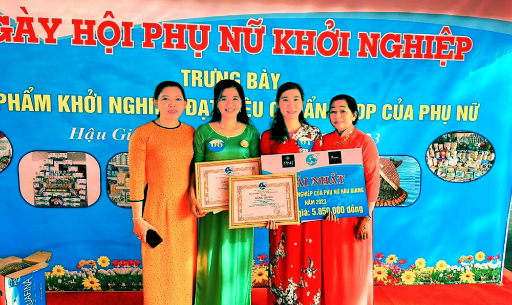 Chị Trần Hồng Nhiên (thứ hai, từ trái) đoạt giải B trong cuộc thi Phụ nữ khởi nghiệp tỉnh Hậu Giang năm 2023 với sản phẩm cà phê dừa - Ảnh: Huỳnh Lợi