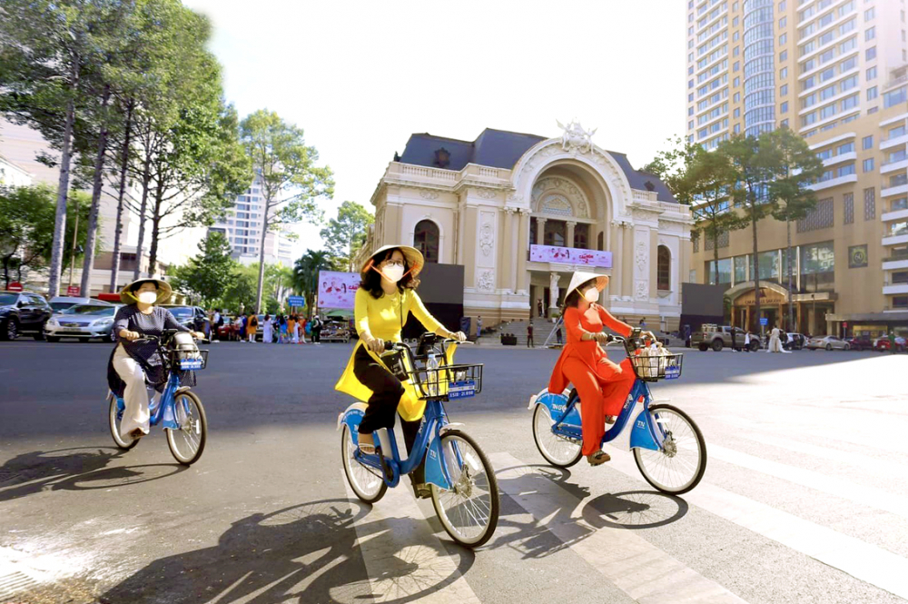 Người dân trải nghiệm dịch vụ xe đạp công cộng ở khu trung tâm TPHCM