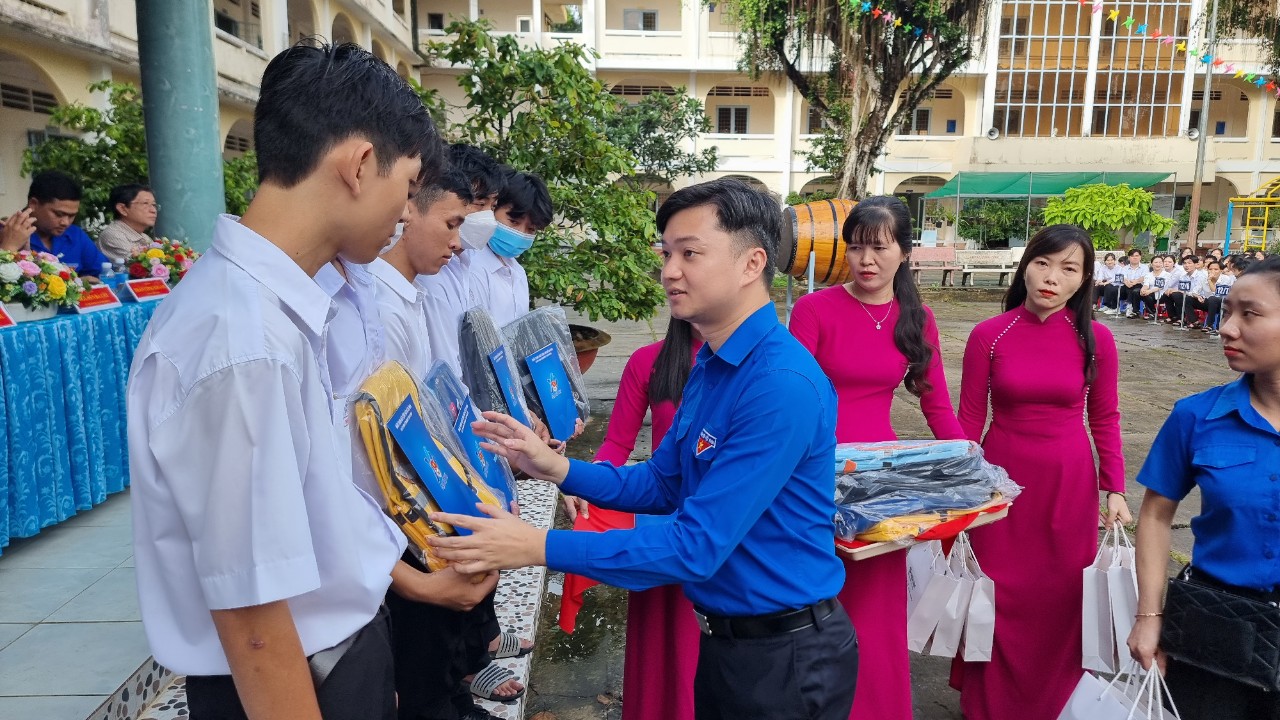 Bí thư Trung ương Đoàn Nguyễn Minh Triết tặng quà cho các học sinh có hoàn cảnh khó khăn