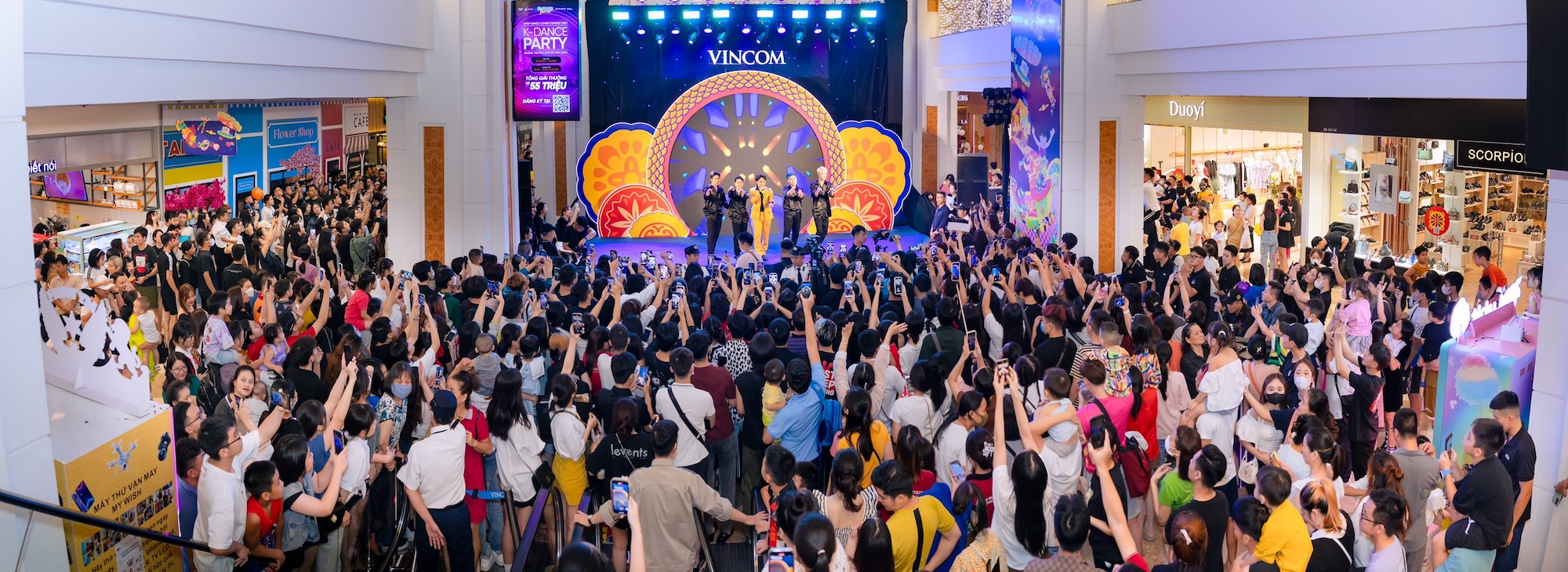 Sự kiện “Vũ khúc Sắc Việt” khai màn Lễ hội mùa Thu 2023 được tổ chức tại Vincom Mega Mall Royal City thu hút hàng ngàn khán giả tham dự - Ảnh: Vincom