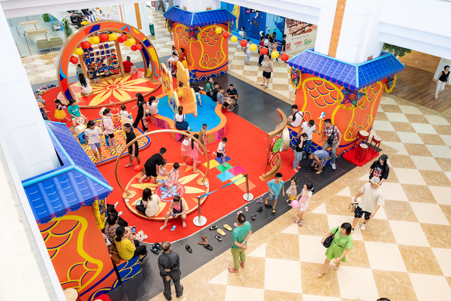 Vincom Mega Mall Royal City tích hợp tiện ích vui chơi ngay trong khu vực trang trí, mang đến trải nghiệm tiện lợi cho mọi thế hệ trong gia đình