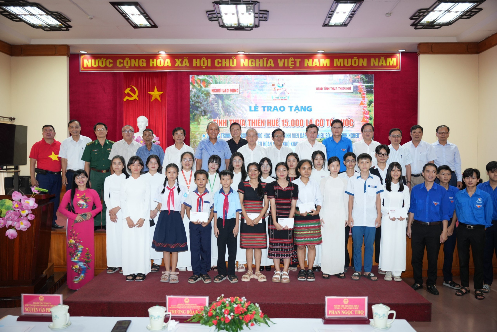 Nguyên Phó Thủ tướng Thường trực Chính phủ Trương Hòa Bình  chụp hình lưu niệm cùng các học sinh, thanh niên tham gia chương trình