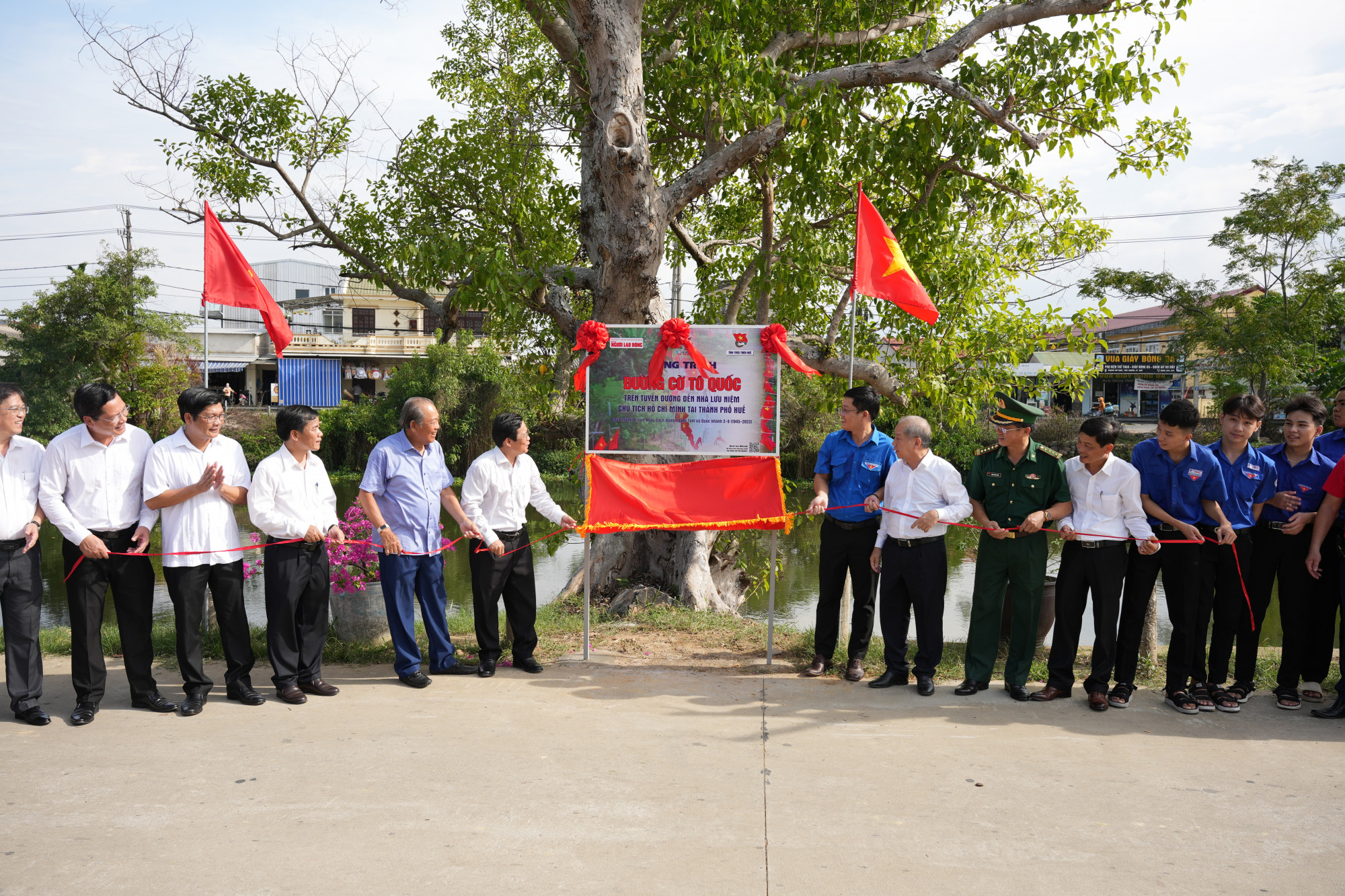 Lễ Khánh thành Công trình “Đường cờ Tổ quốc” tại tuyến đường dẫn vào Nhà lưu niệm thời niên thiếu của Bác Hồ, thuộc làng Dương Nổ, xã Phú Dương