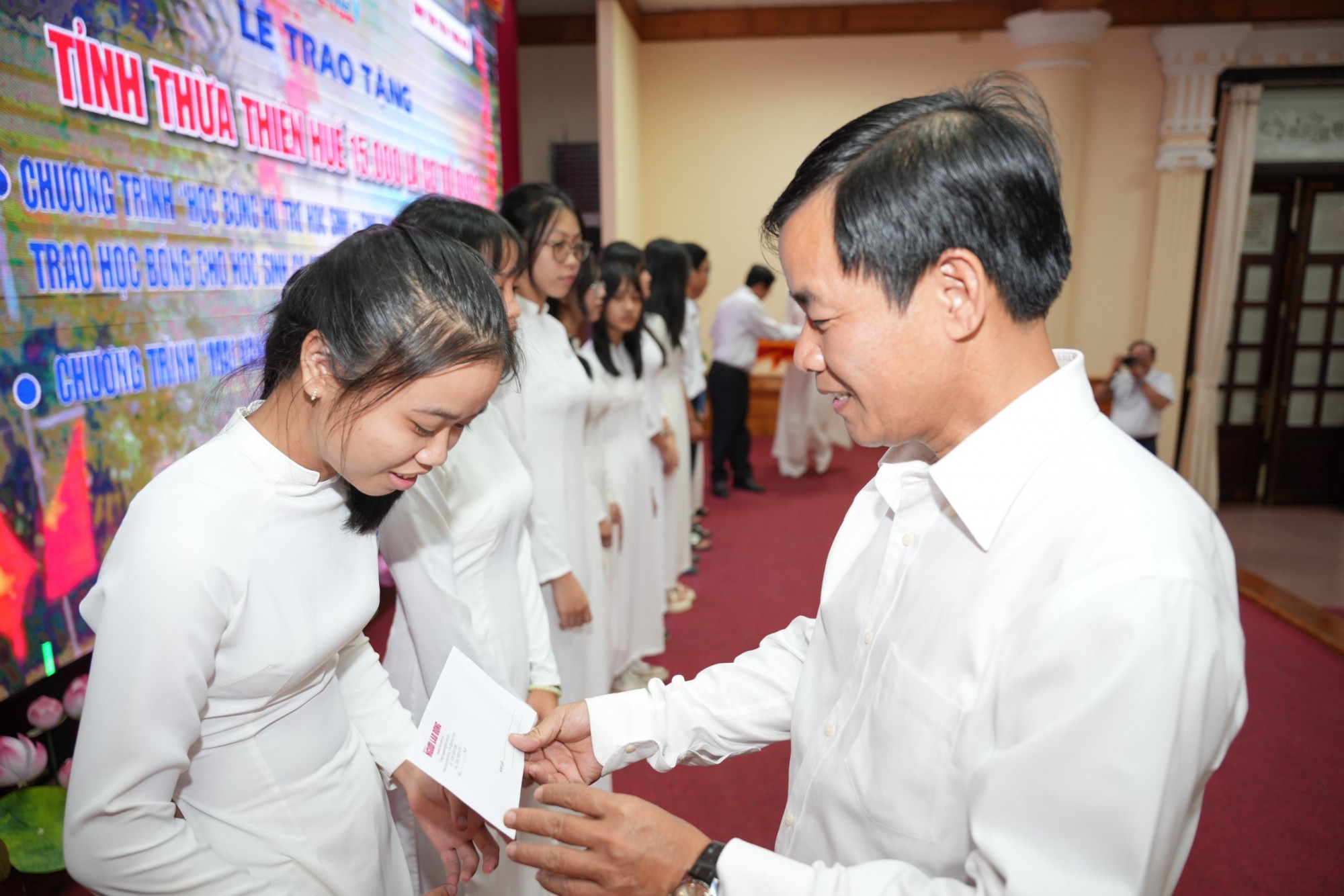 Tặng học bổng cho học sinh nghèo hiếu học tỉnh Thừa Thiên Huế