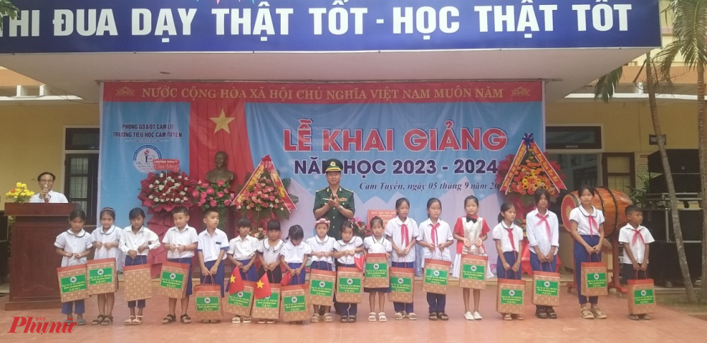  Hôm nay 5/9/2023, đúng 7 giờ 30 phút, cùng với học sinh trong cả nước, hơn 177.600 trẻ mầm non và học sinh phổ thông, trong đó có hơn 42.700 học sinh đầu các cấp học trên địa bàn tỉnh hân hoan khai giảng năm học mới. Theo đó, đối với cấp học mầm non tổ chức khai giảng “Ngày hội đến trường của bé” một cách sáng tạo, vui tươi, phù hợp với đặc điểm tâm sinh lý của trẻ. 