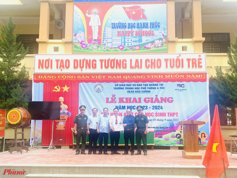 Nhiều phần quà đã đến kịp các học sinh các xã thuộc vùng Lìa huyện Hướng Hóa đúng dịp lễ khai giảng