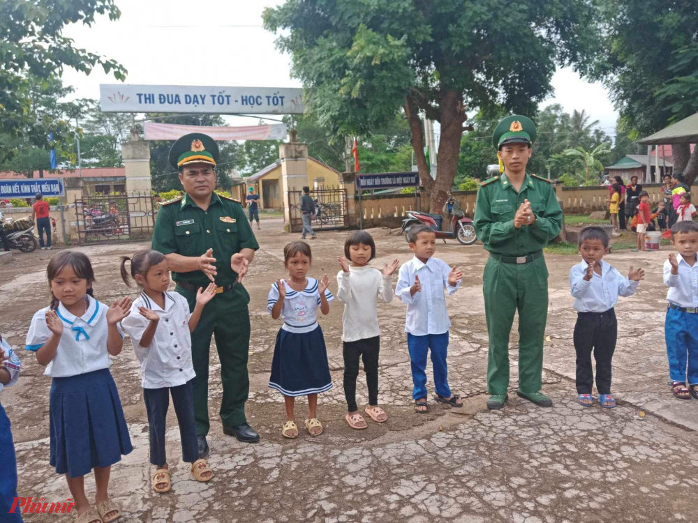 Dịp này cán bộ chiến sĩ đồn Thanh xã Lìa huyện Hướng Hóa cũng tổ chức lực lượng giúp bà con vùng biên giới Việt -Lào đến dự lễ khai giảng