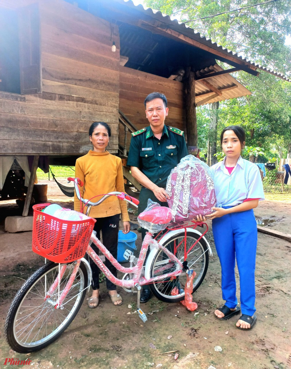 Tiếp tục các hoạt động trong chương trình “Cõng sách lên non”, ngày 5/9/2023, tại lễ khai giảng năm học mới 2023-2024, Trường tiểu học Thuận, Đồn biên phòng Thuận kết nối, phối hợp với các tổ chức, cá nhân, nhà hảo tâm trao tặng 60 suất quà gồm cặp sách, bút, vở, dụng cụ học tập… trị giá 15 triệu đồng cho học sinh có hoàn cảnh khó khăn.