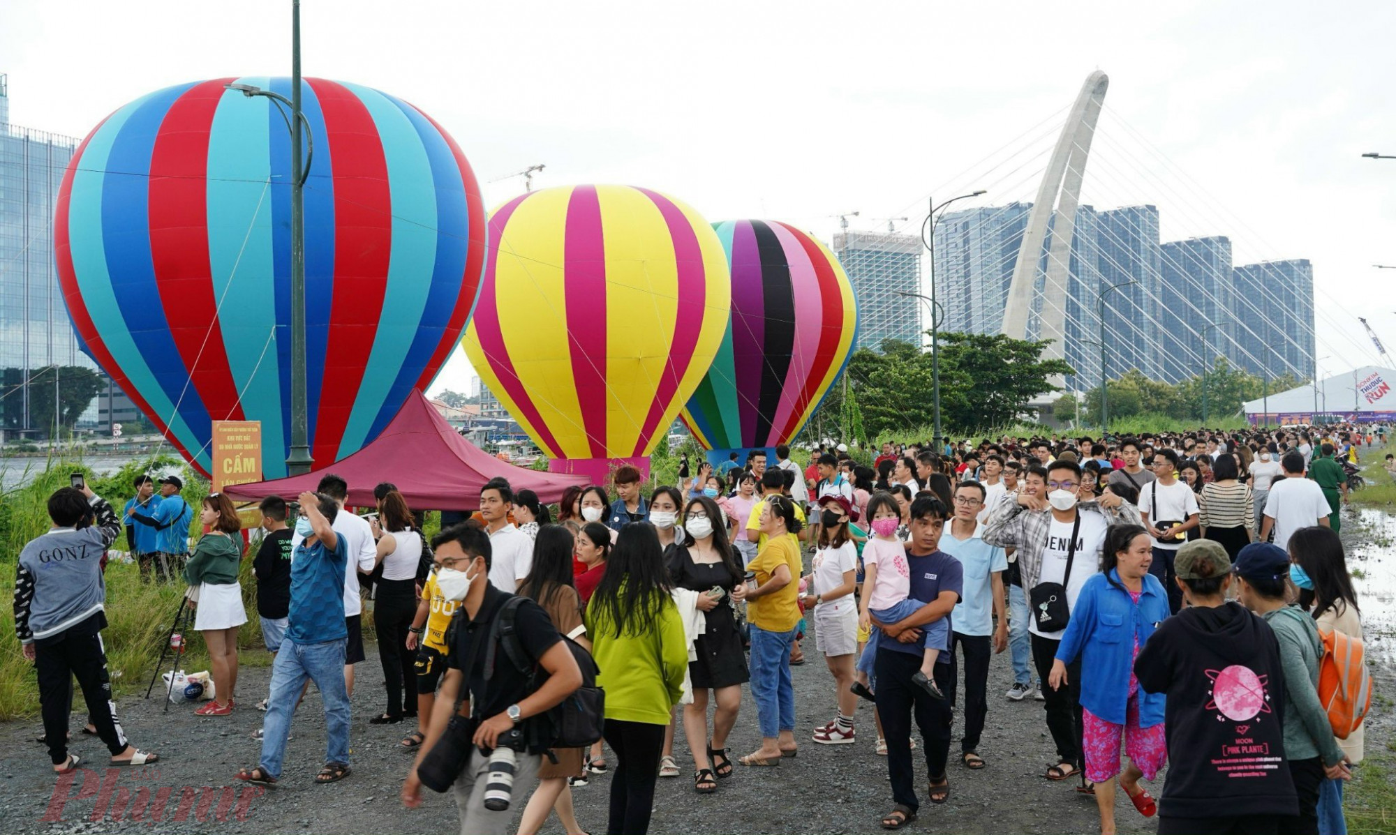 Người dân xem màn trình diễn khinh khí cầu bên sông Sài Gòn dịp lễ 2/9. Ảnh: Quốc Thái