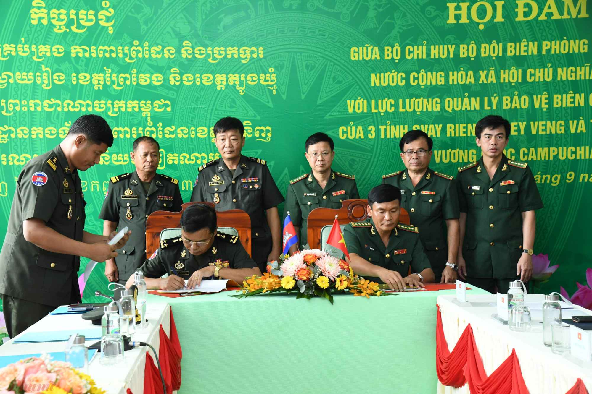 Đại diện BĐBP tỉnh Tây Ninh và Ty Công an tỉnh Svay Riêng ký kết chương trình phối hợp hoạt động năm 2023