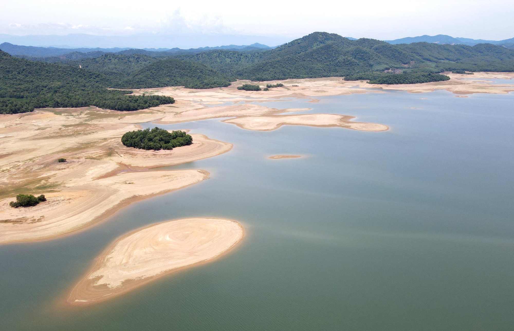 Tình trạng khô hạn tương tự cũng đang xảy ra tại hồ Kẻ Gỗ (huyện Cẩm Xuyên, tỉnh Hà Tĩnh). Hồ có dung tích gần 400 triệu m3, song hiện mực nước hiện tại trong hồ giảm xuống chỉ còn 45 triệu m3 do hạn hán kéo dài - Ảnh: Trường Phúc
