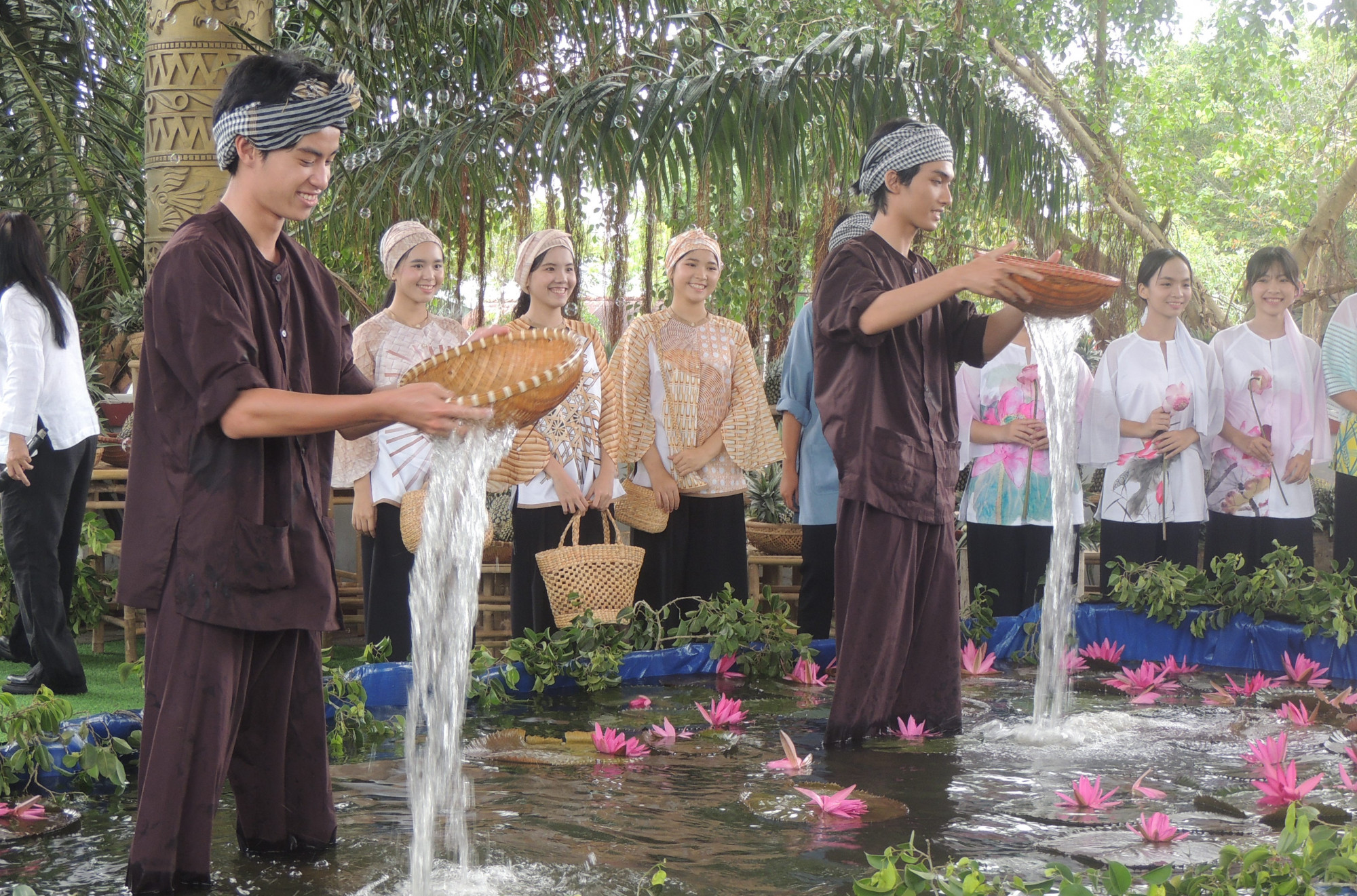 Áo bà ba đã gắn liền với đời sống thường ngày của người nông dân miền Tây Nam bộ