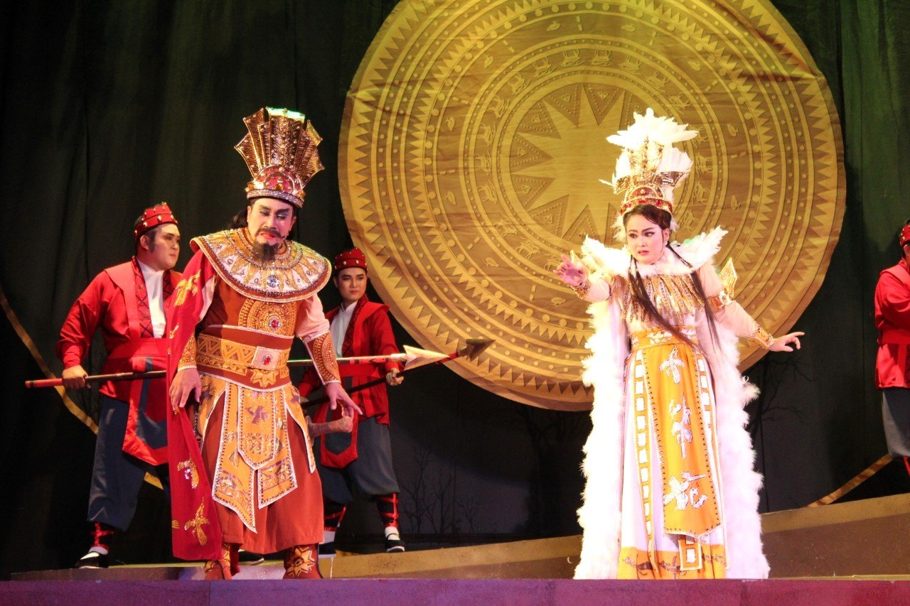 Một cảnh trong vở diễn Chiếc áo thiên nga của Nhà hát Nghệ thuật Hát bội TPHCM