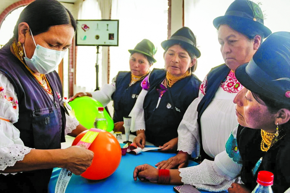 Maria Mercedes Muenala (bìa trái) và một nhóm nữ hộ sinh truyền thống đến từ Otavalo, Ecuador được PAHO đào tạo về cách sử dụng các công cụ y tế hiện đại nhằm bổ sung cho các kiến thức y học truyền thống